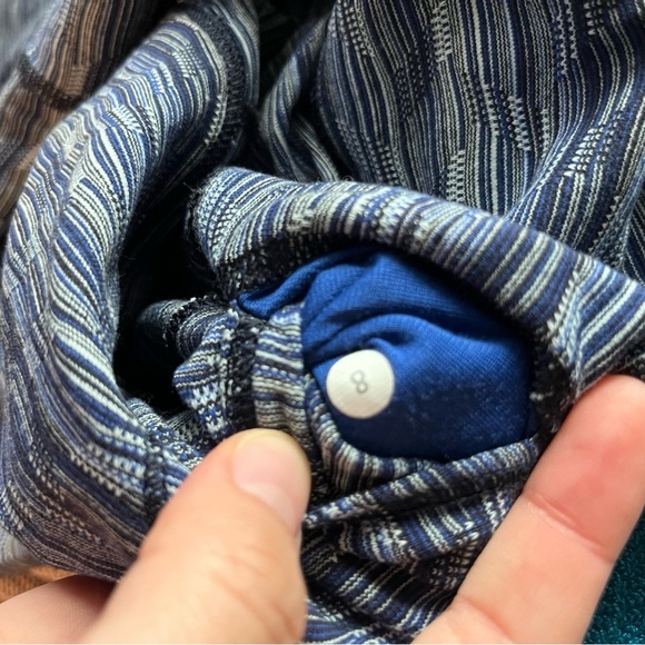 Lululemon athletica blue pattern slightly cropped yoga pants in size 8 - Picture 8 of 8